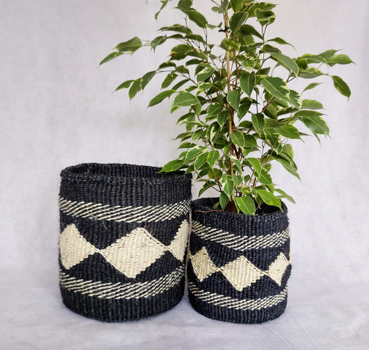 Panier en sisal tissé à la main en forme de losanges noirs et blancs