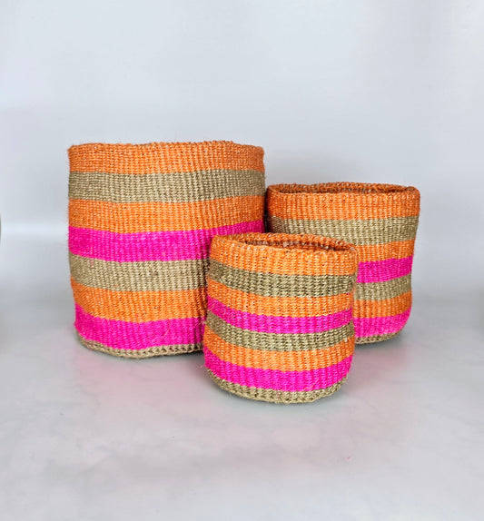 Panier en sisal tissé à la main à rayures orange et roses et marron naturel