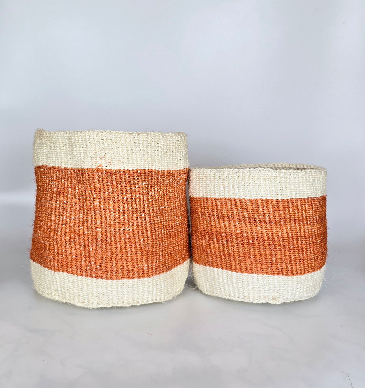 Panier en sisal tissé à la main orange et blanc