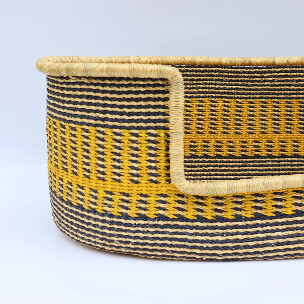 Panier tissé pour chien jaune, noir et marron naturel