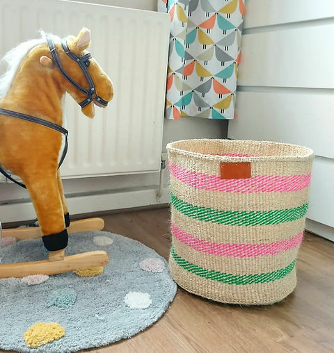 Panier en sisal tissé à la main à rayures vertes, crème et roses