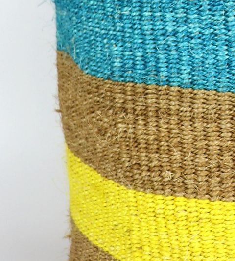 Panier en sisal tissé à la main jaune, bleu et marron naturel