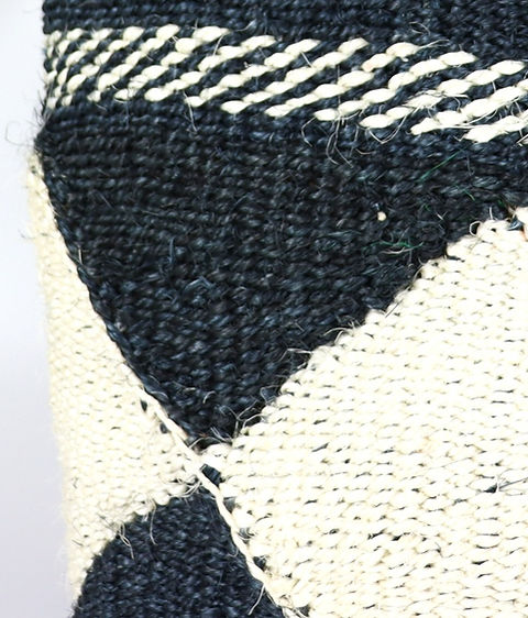 Panier en sisal tissé à la main, motif diamant noir et crème