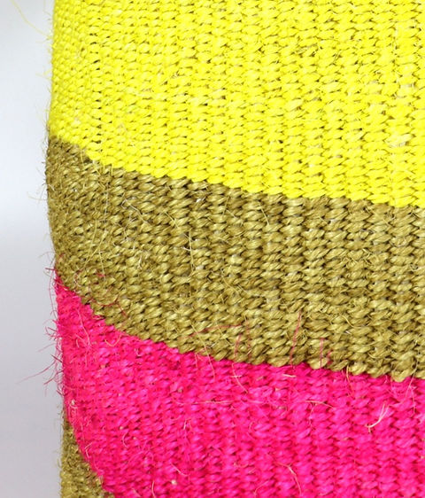 Panier en sisal tissé à la main jaune, rose et marron naturel