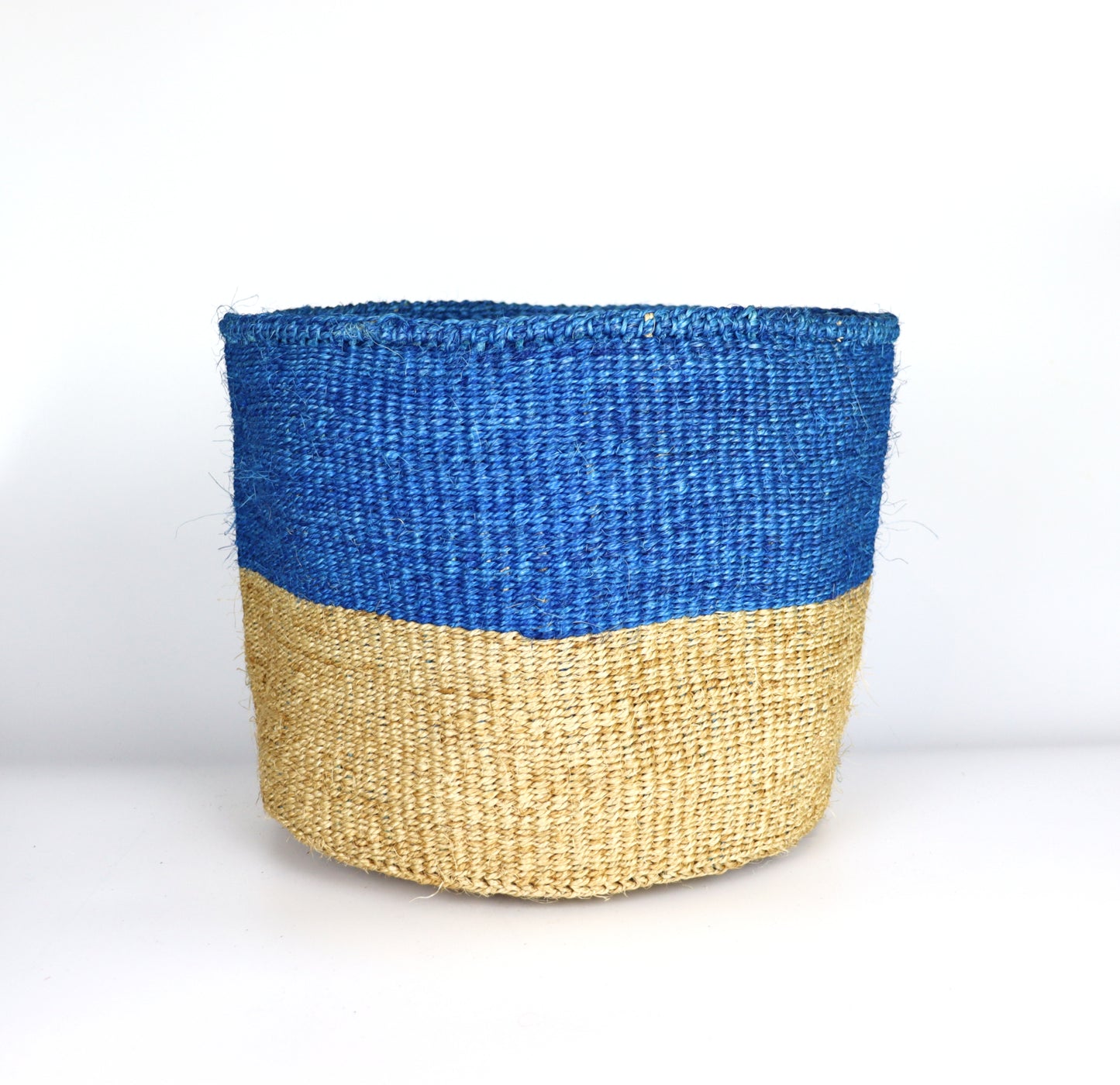 Panier en sisal tissé à la main bleu et marron naturel