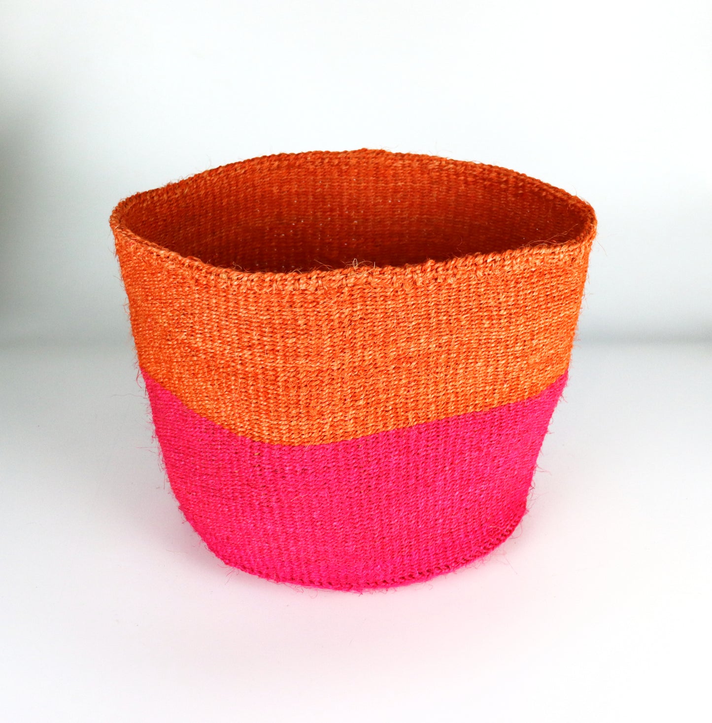 Panier en sisal tissé à la main orange et rose