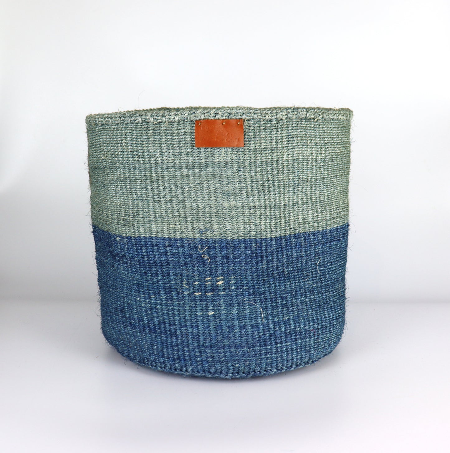 Panier en sisal tissé à la main gris et bleu