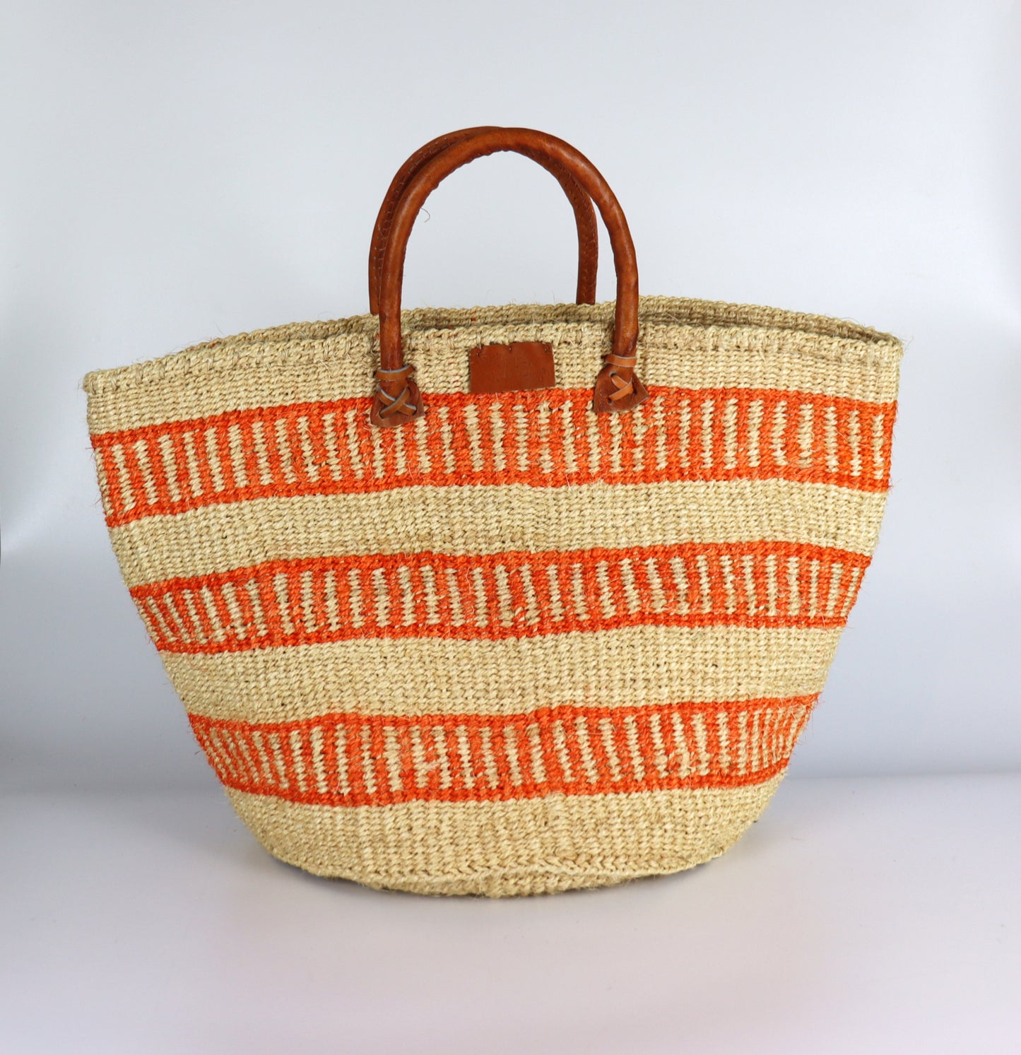 Panier en sisal tissé à la main à rayures marron et orange naturelles