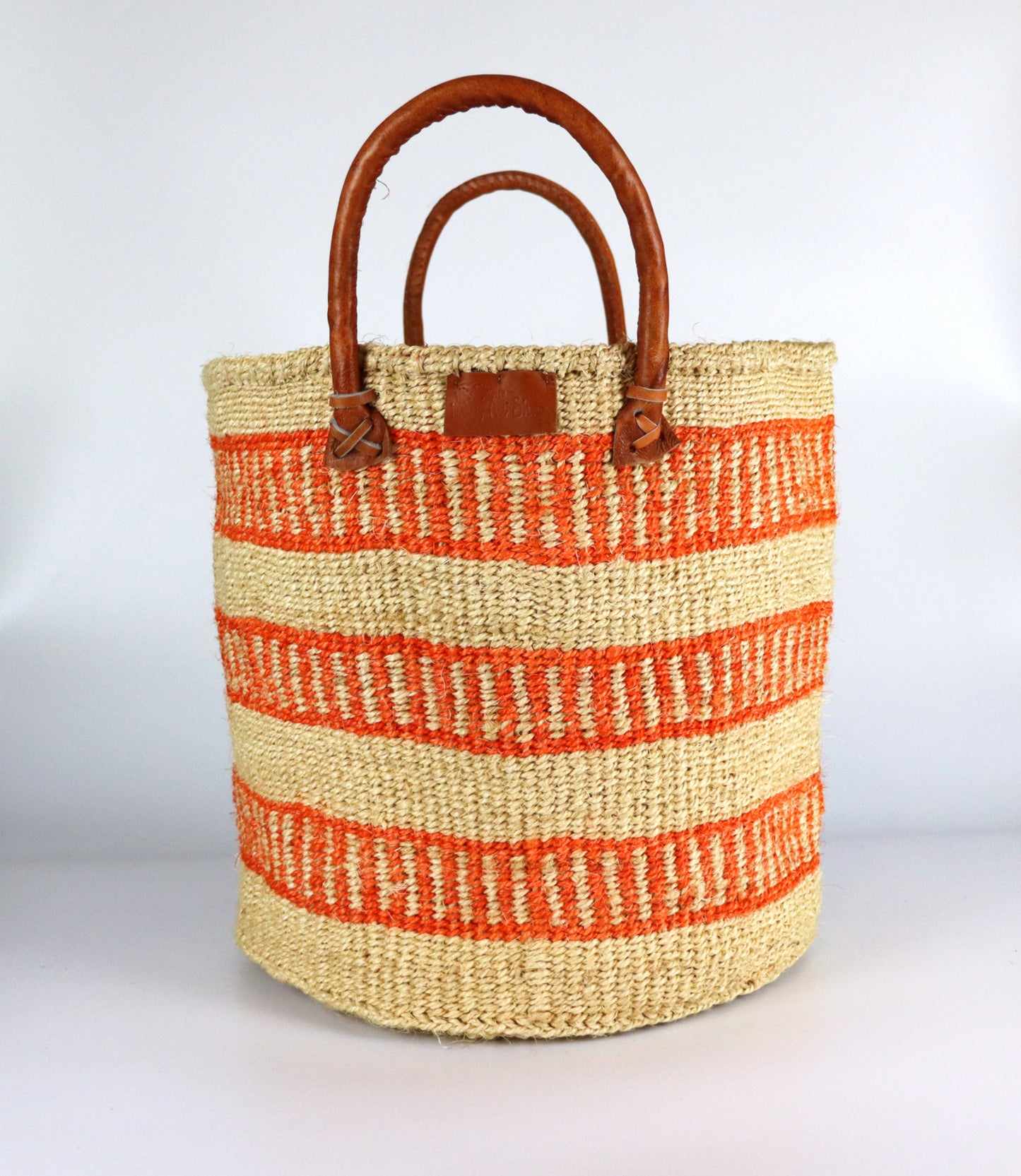 Panier en sisal tissé à la main à rayures marron et orange naturelles