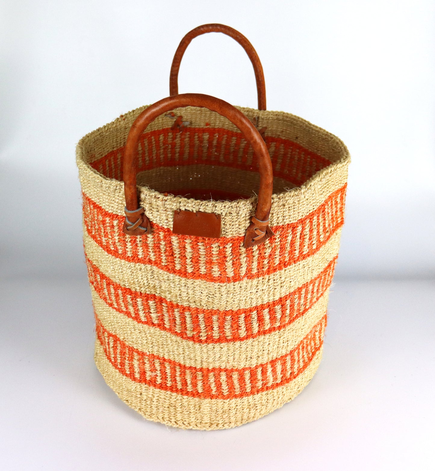 Panier en sisal tissé à la main à rayures marron et orange naturelles