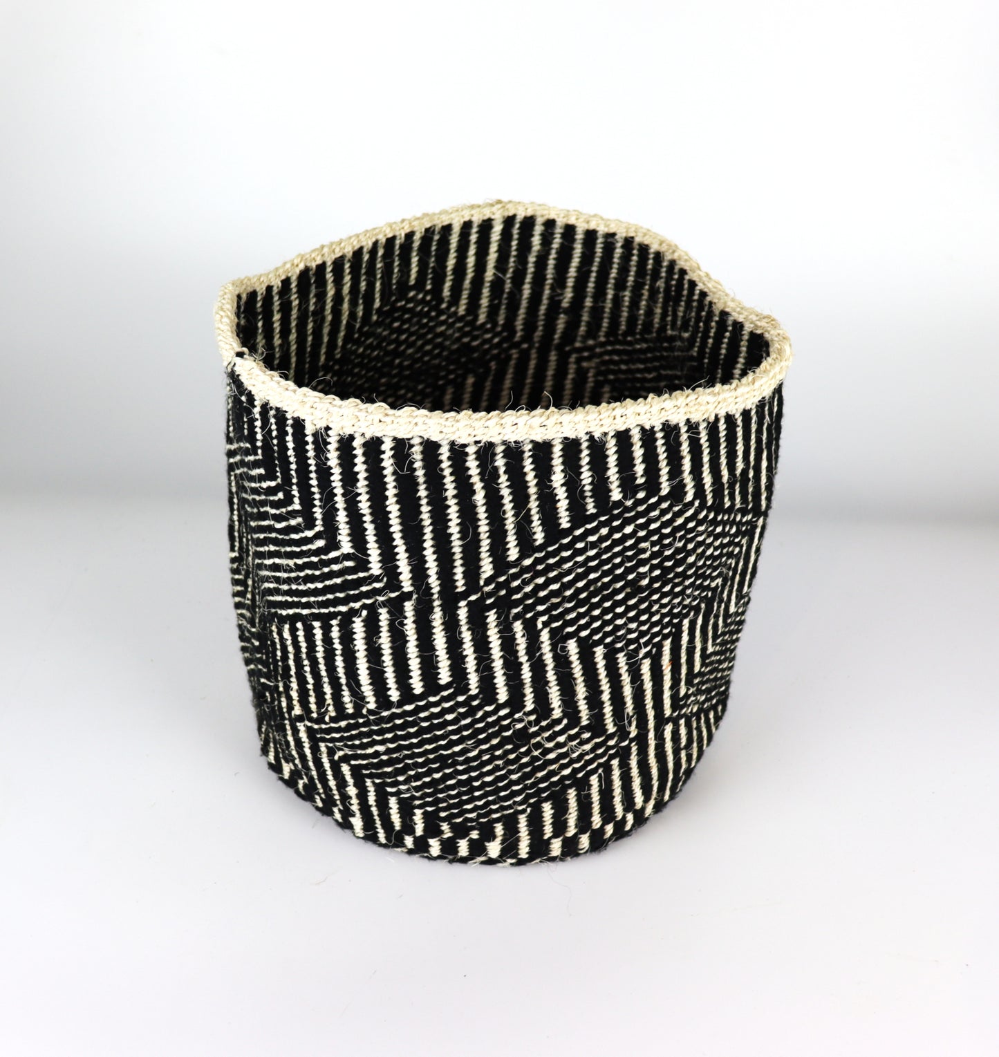 Panier en laine de sisal tissé à la main en forme de diamant noir et crème