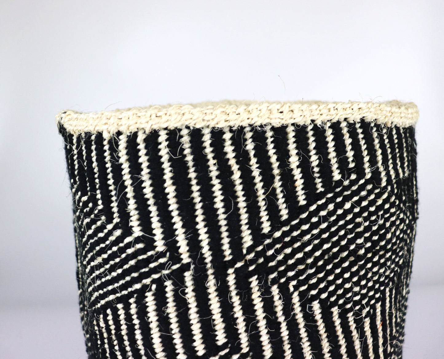 Panier en laine de sisal tissé à la main en forme de diamant noir et crème