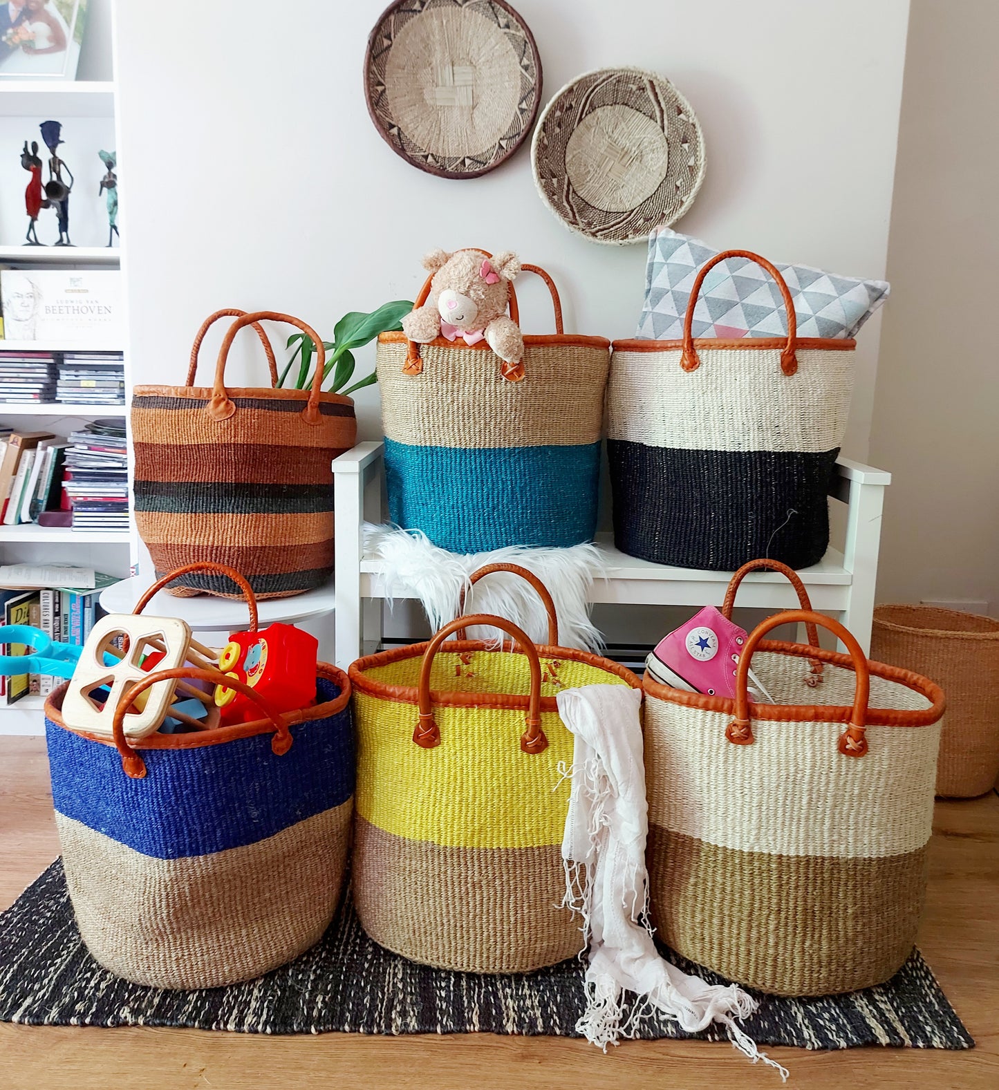 Grand panier à linge en sisal marron et vert pétrole