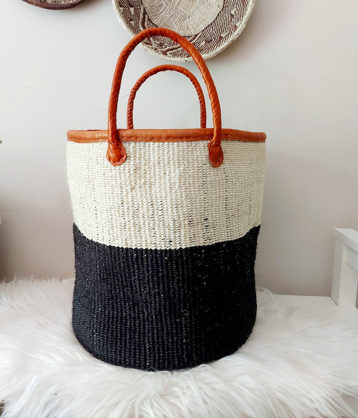 Grand panier à linge en sisal crème et noir