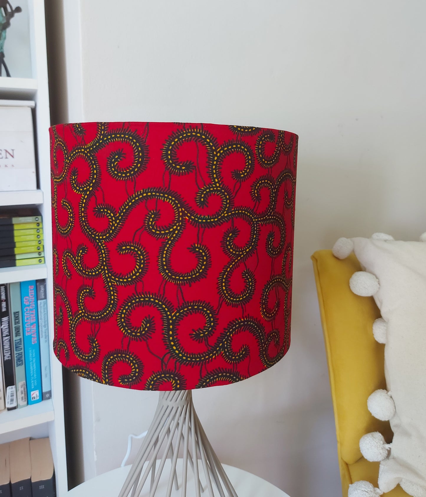 Roter Lampenschirm mit Ankara-Print